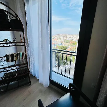 Gulluk De Deniz Manzarali Daire